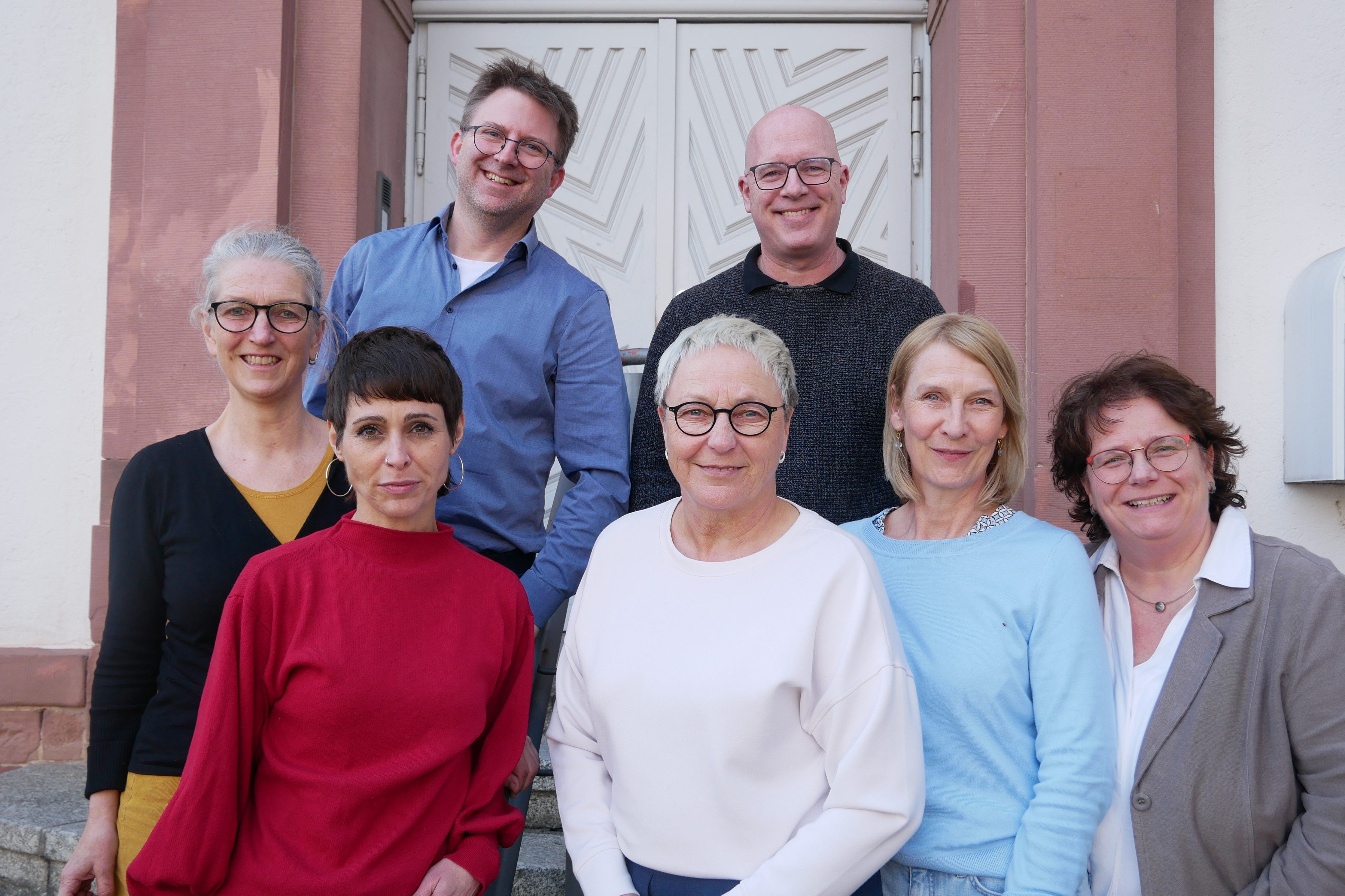 Fachrichtung GENT Die Ausbilder:innen der Fachrichtung GENT stehen vor der Eingangstüre des Seminars.